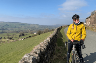 Ausrüstung, um auf dem Fahrrad warm zu bleiben